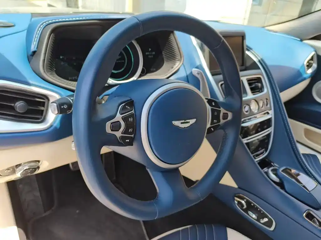 Aston Martin DB11 — миниатюра 4