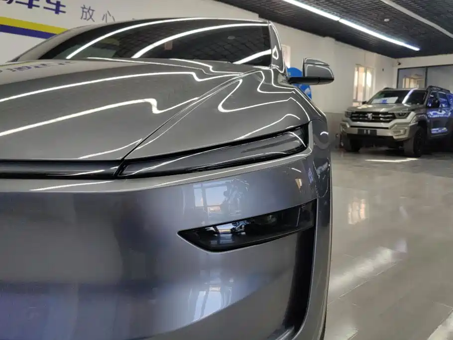 Tesla Model Y — миниатюра 5