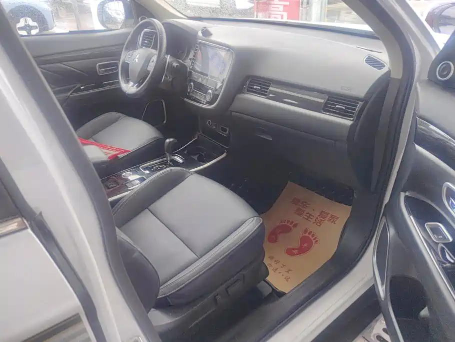 Mitsubishi Outlander — миниатюра 8