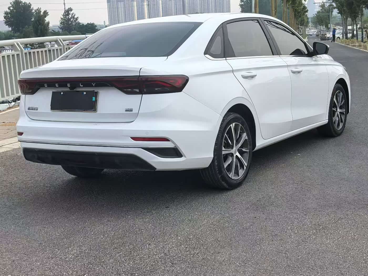 Geely Emgrand 1.5 л 2023 г. Белый, пробег 30000 км