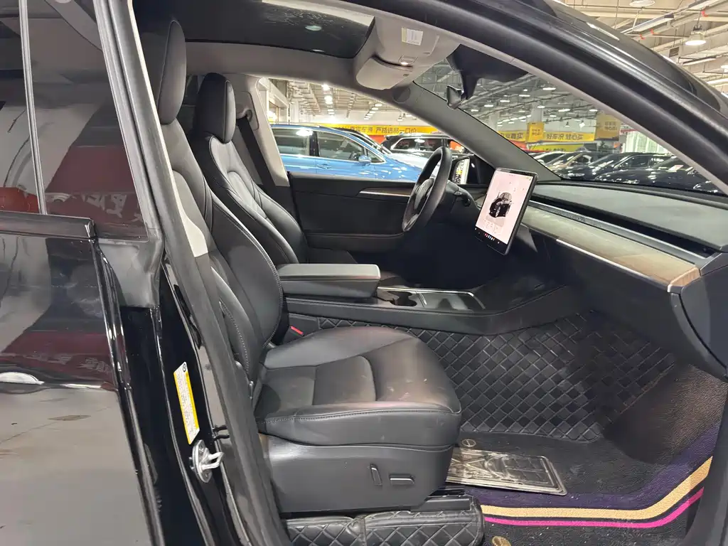 Tesla Model Y — миниатюра 10