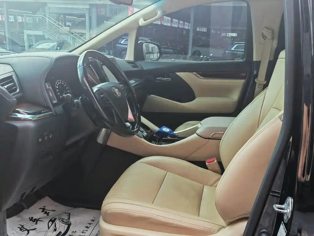 Toyota Alphard — миниатюра 6