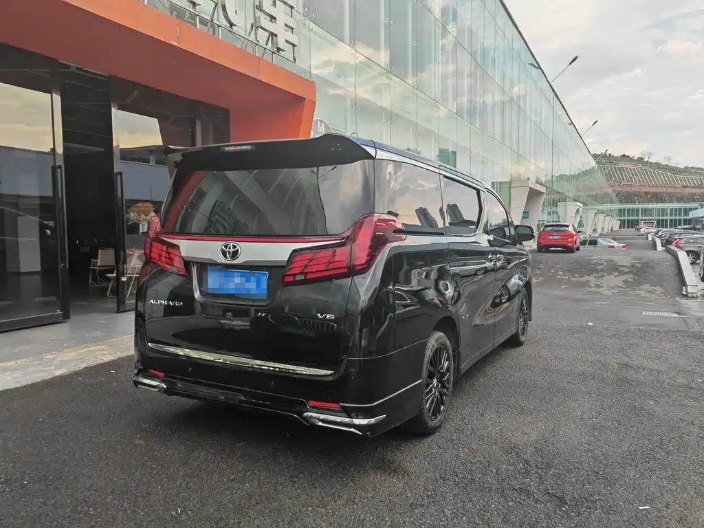 Toyota Alphard — миниатюра 4
