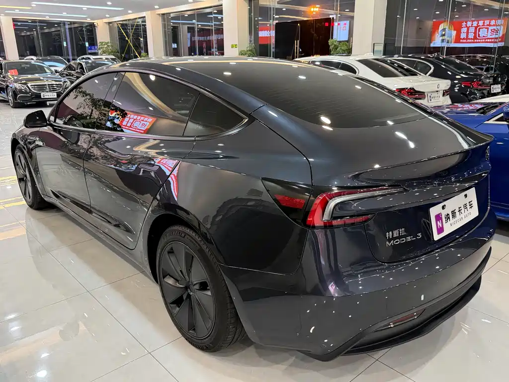 Tesla Model 3 — миниатюра 6
