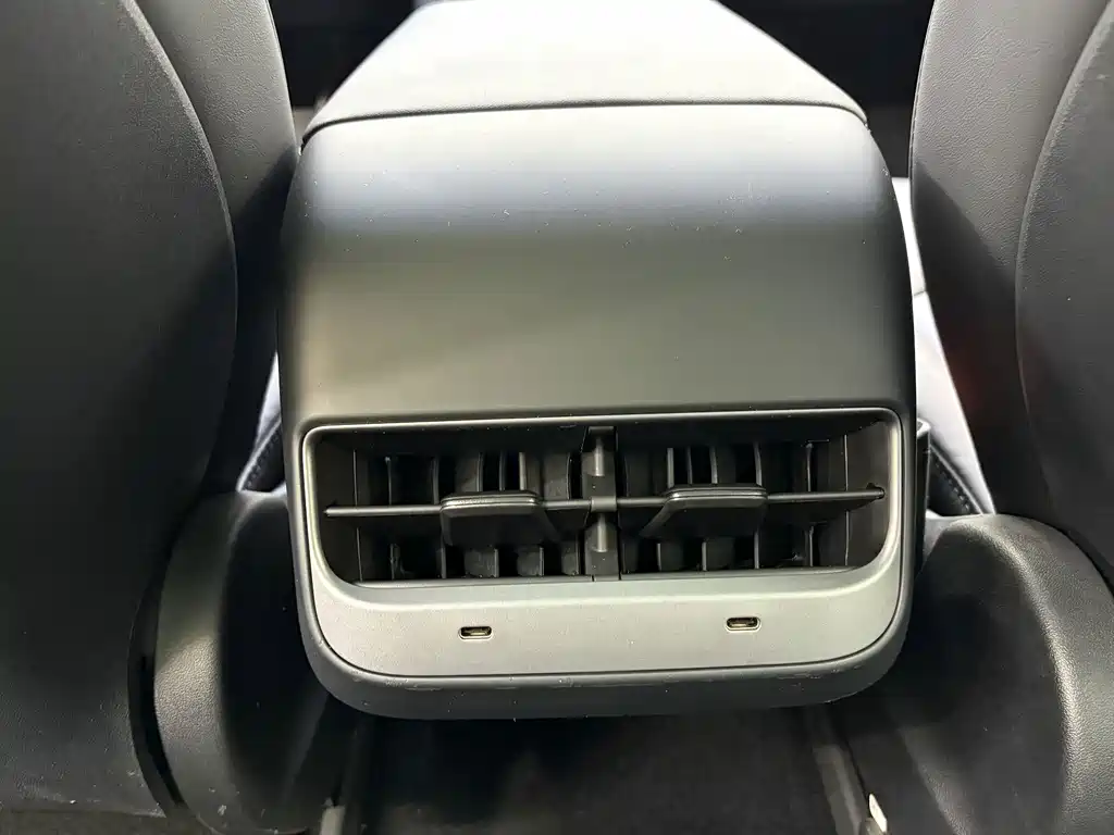 Tesla Model 3 — миниатюра 7