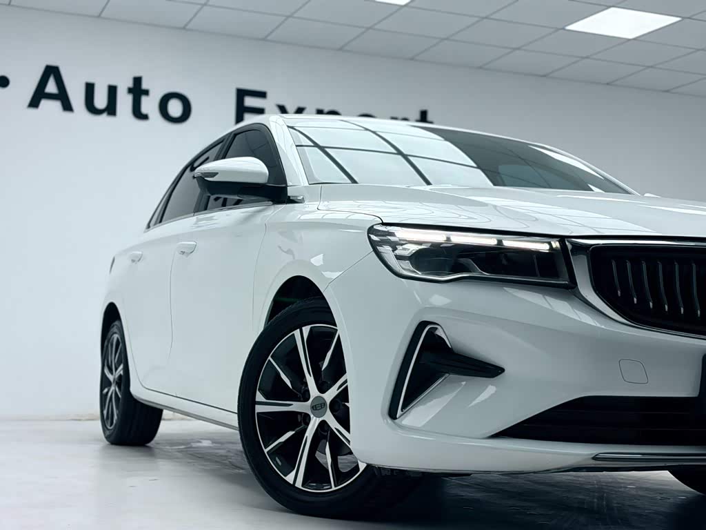 Geely Emgrand 1.5 л 2022 г. Белый, пробег 14000 км
