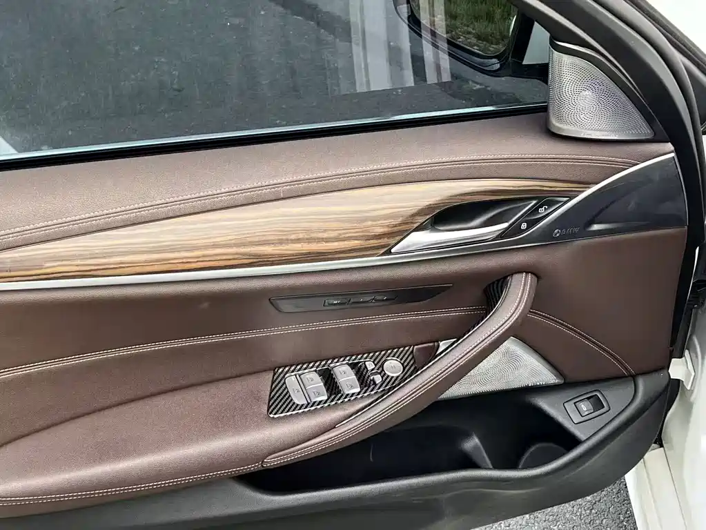 BMW 5 Series — миниатюра 9