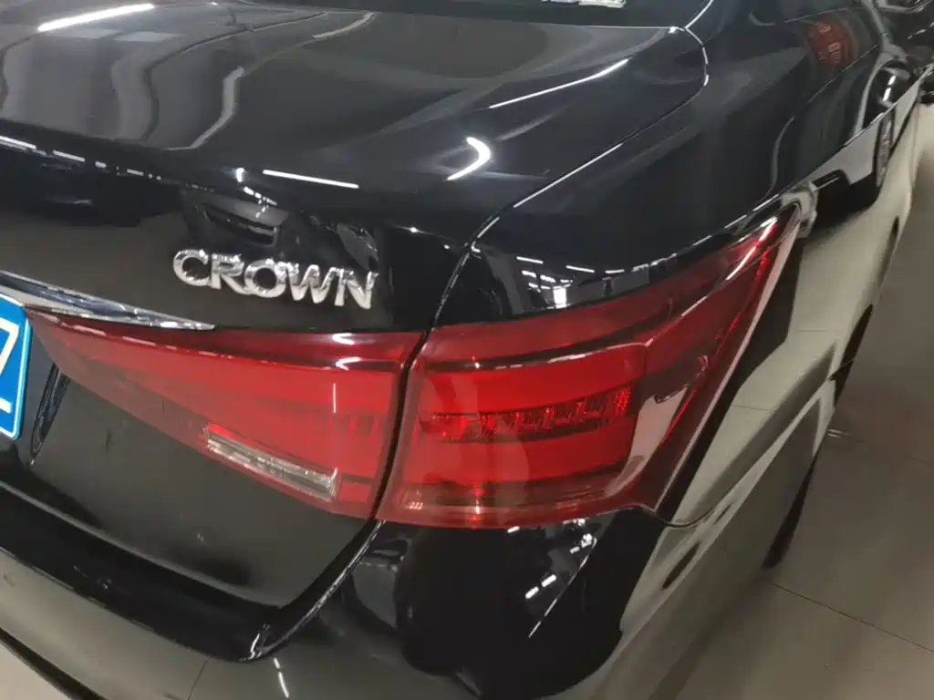 Toyota Crown — миниатюра 8