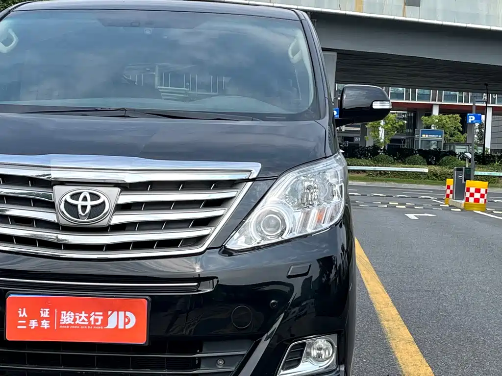Toyota Alphard — миниатюра 7