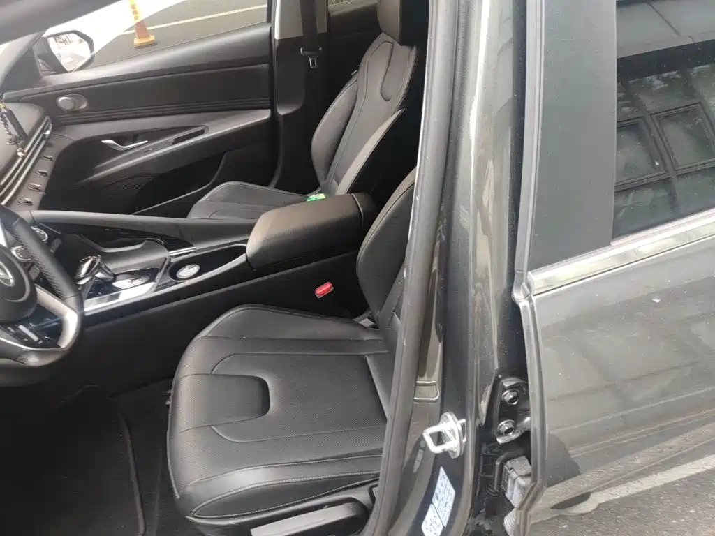 Hyundai Elantra — миниатюра 8