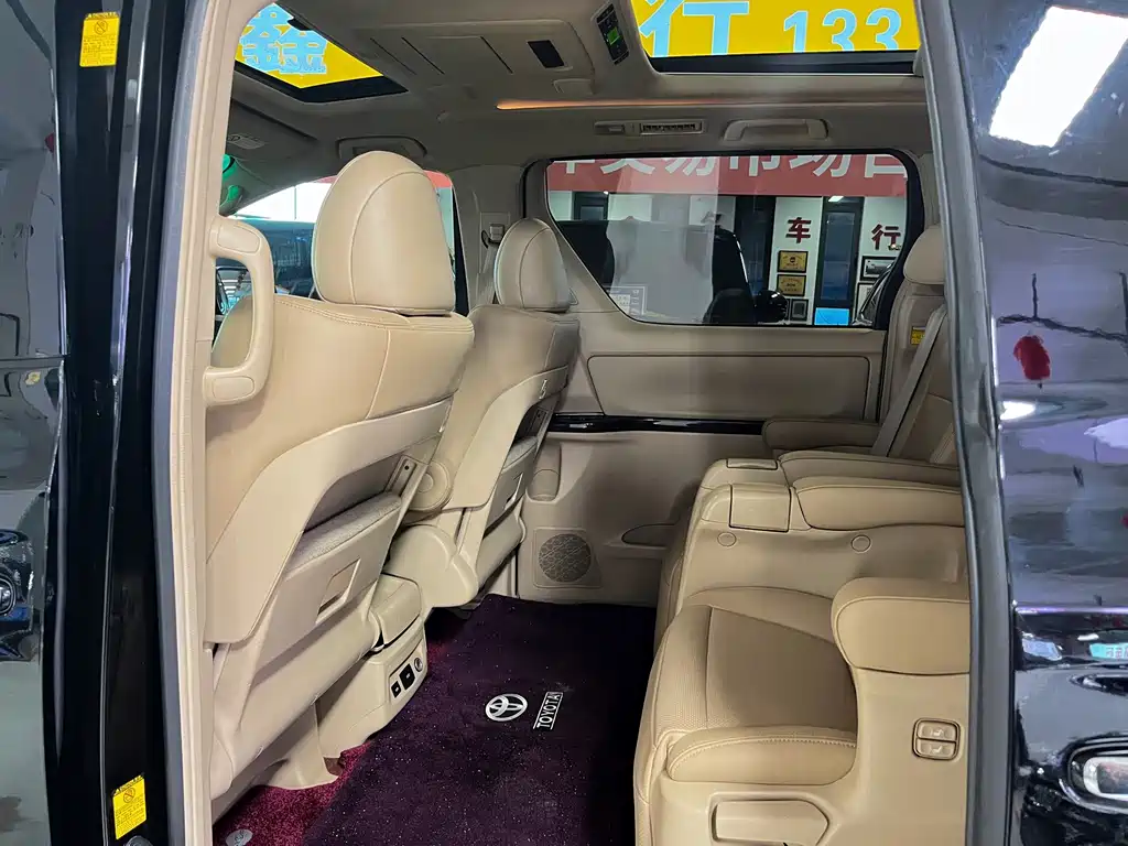 Toyota Alphard — миниатюра 8