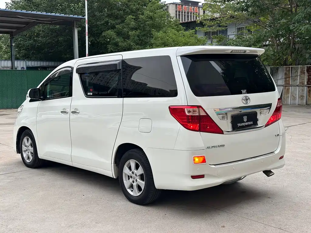 Toyota Alphard — миниатюра 5