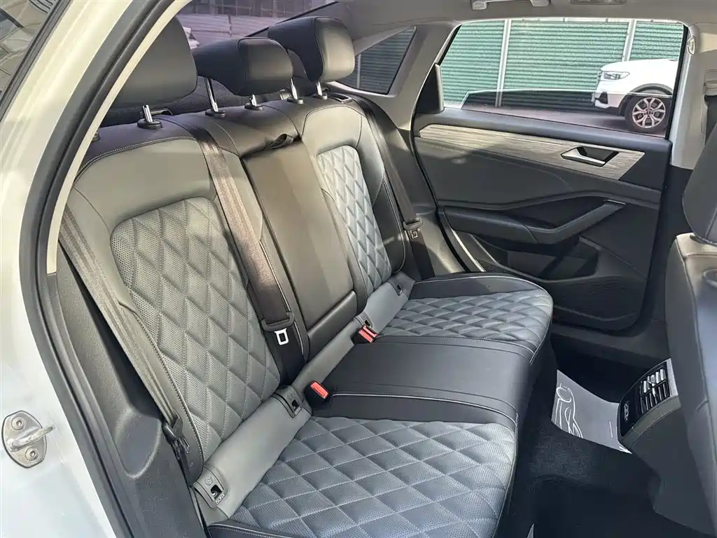 Volkswagen Sagitar 2025 300TSI DSG