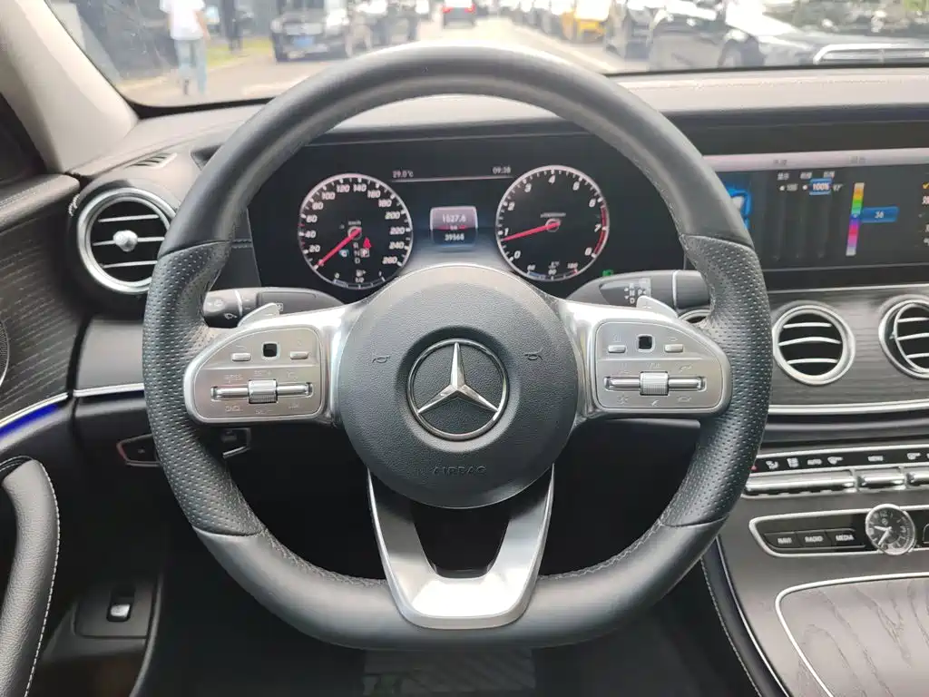 Mercedes-Benz E-Class — миниатюра 12