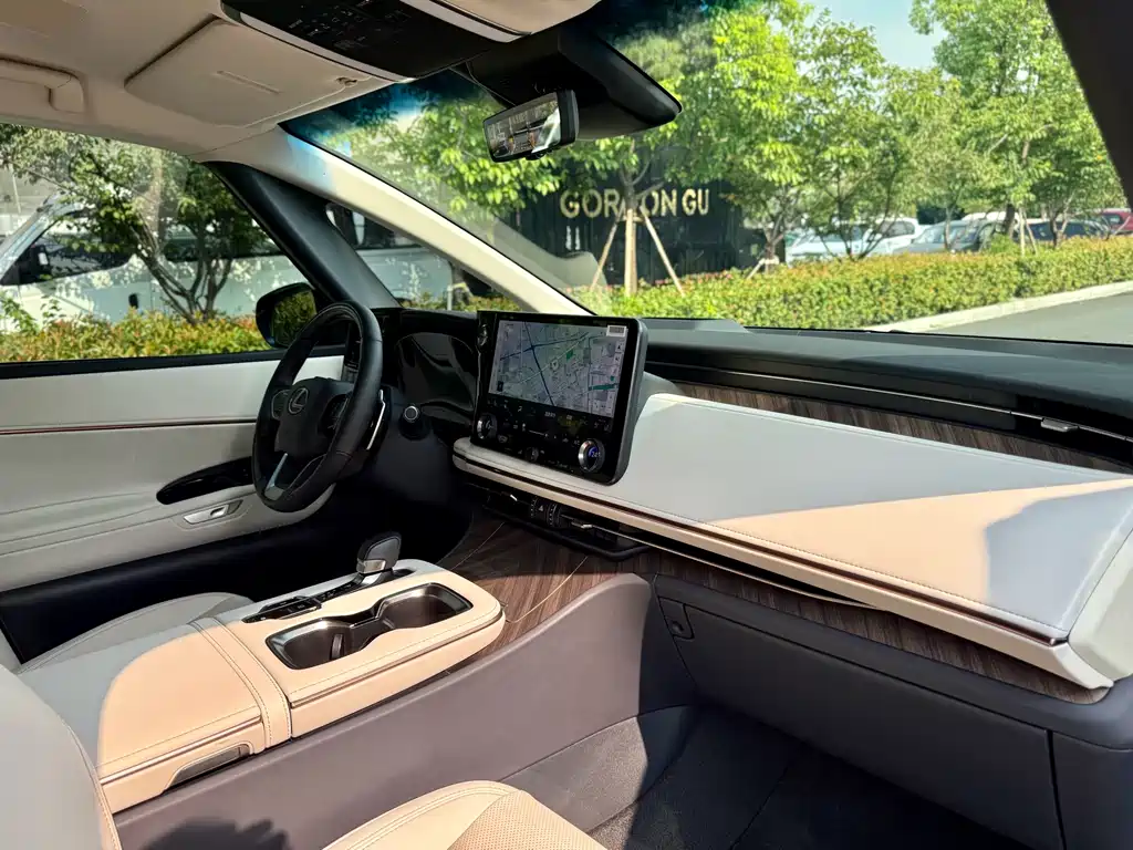 Lexus LM — миниатюра 6
