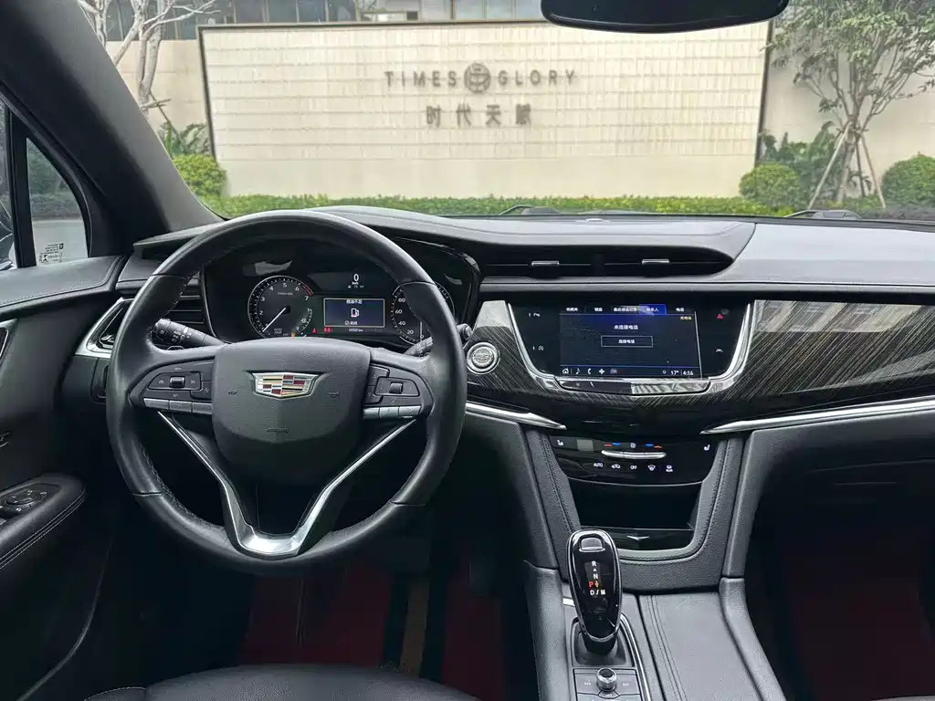 CADILLAC XT6