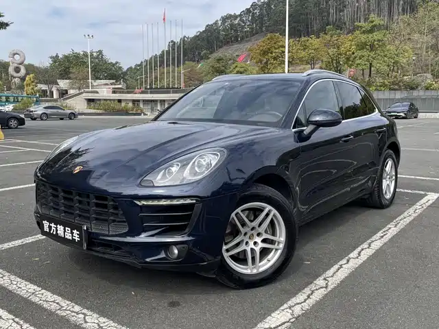 PORSCHE MACAN
