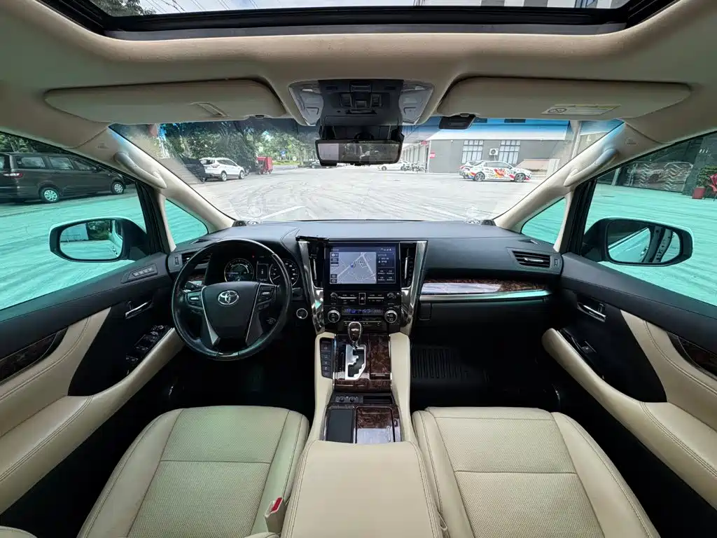 Toyota Alphard — миниатюра 6