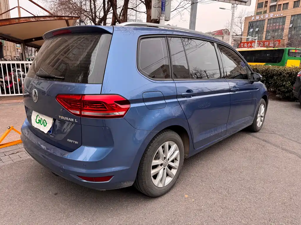 VOLKSWAGEN TOURAN