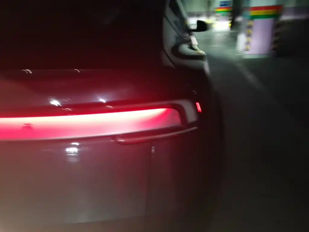 Tesla Model Y — миниатюра 8
