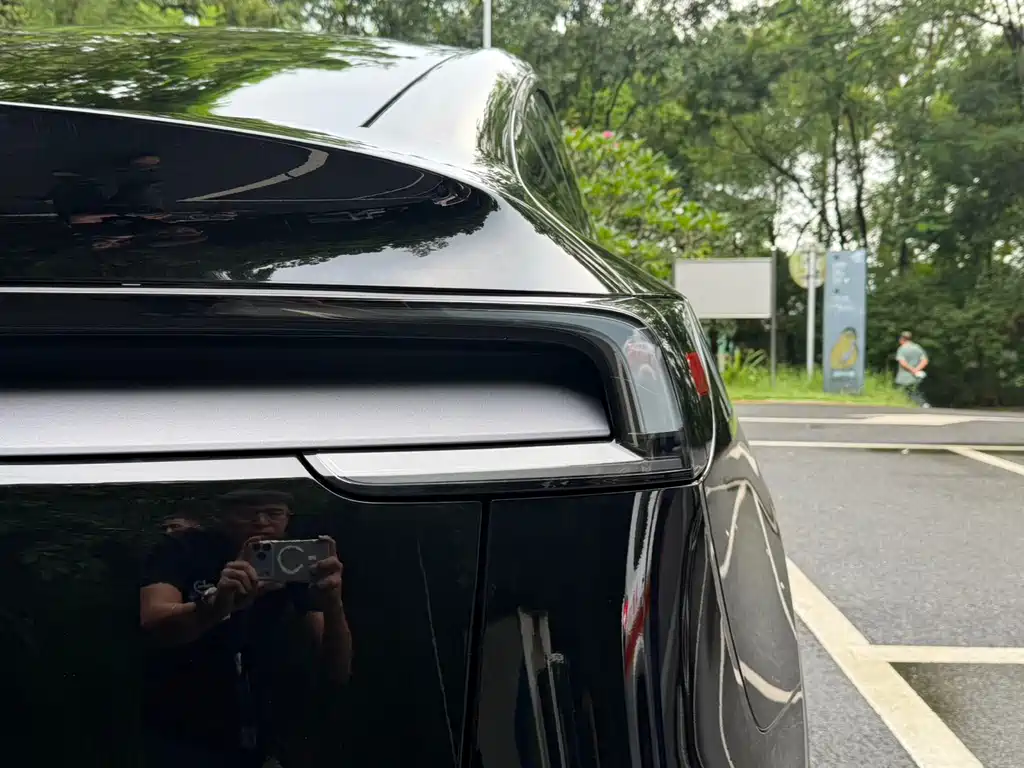 Tesla Model Y — миниатюра 18