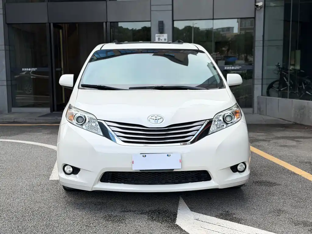 Toyota Sienna — миниатюра 2