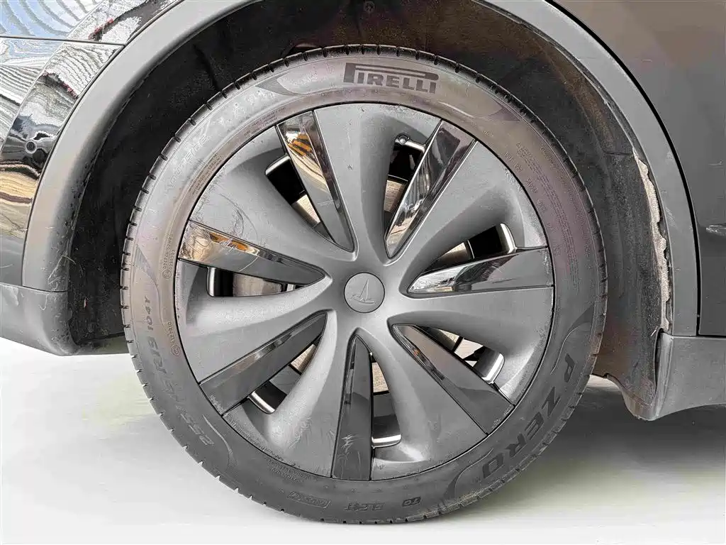 Tesla Model Y — миниатюра 16