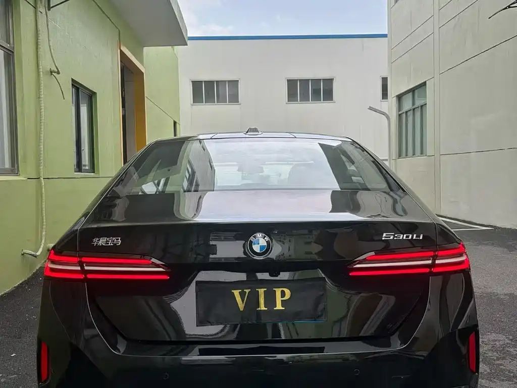 BMW 5 Series — миниатюра 8