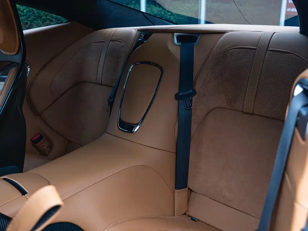 Aston Martin DB12 — миниатюра 14