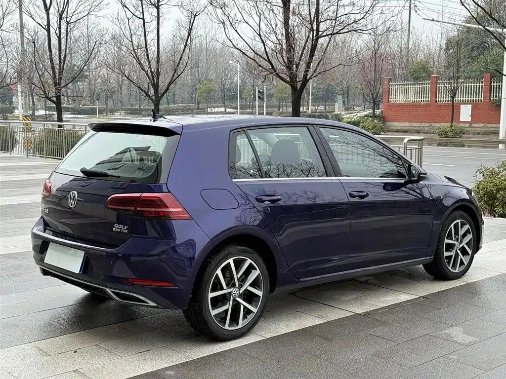 VOLKSWAGEN GOLF