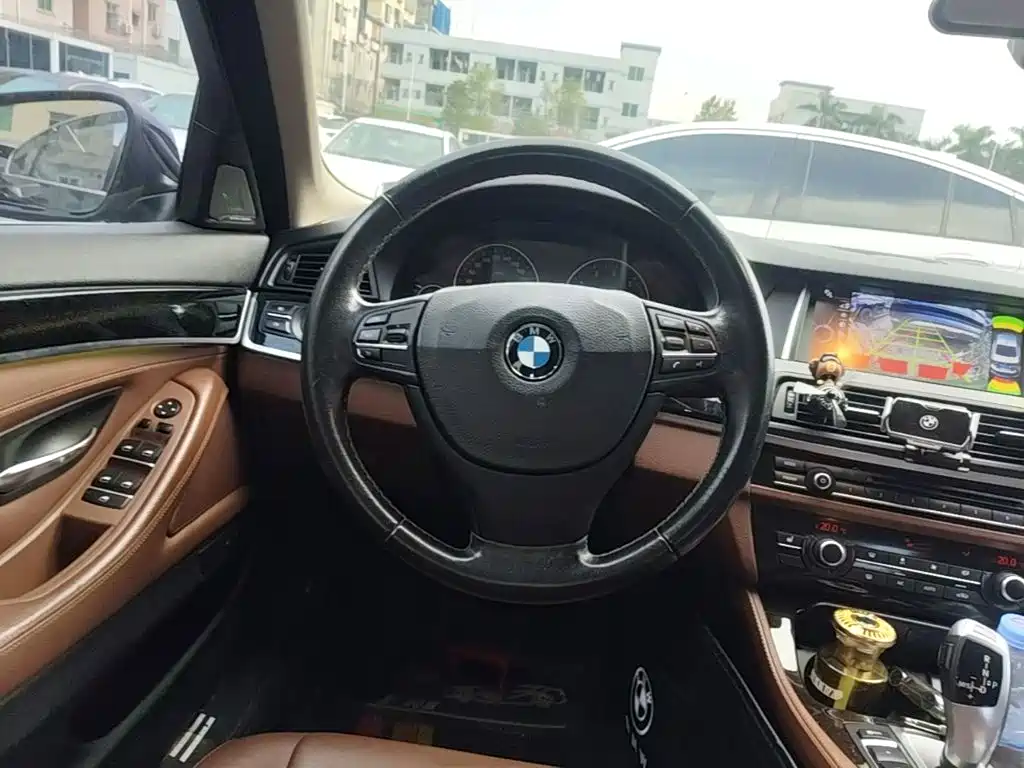 BMW 5 Series — миниатюра 11