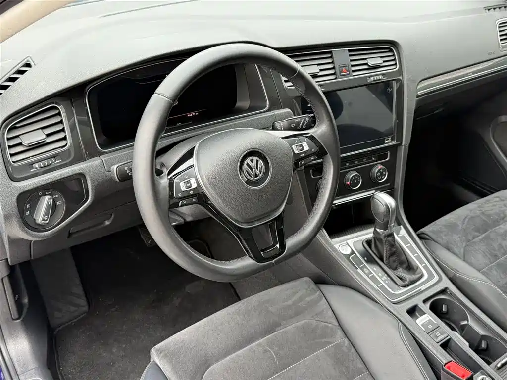 VOLKSWAGEN GOLF