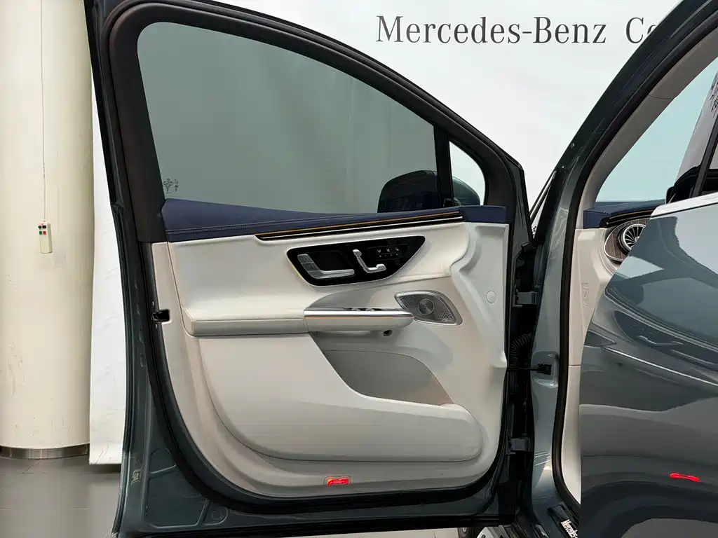Mercedes-Benz EQE SUV — миниатюра 11
