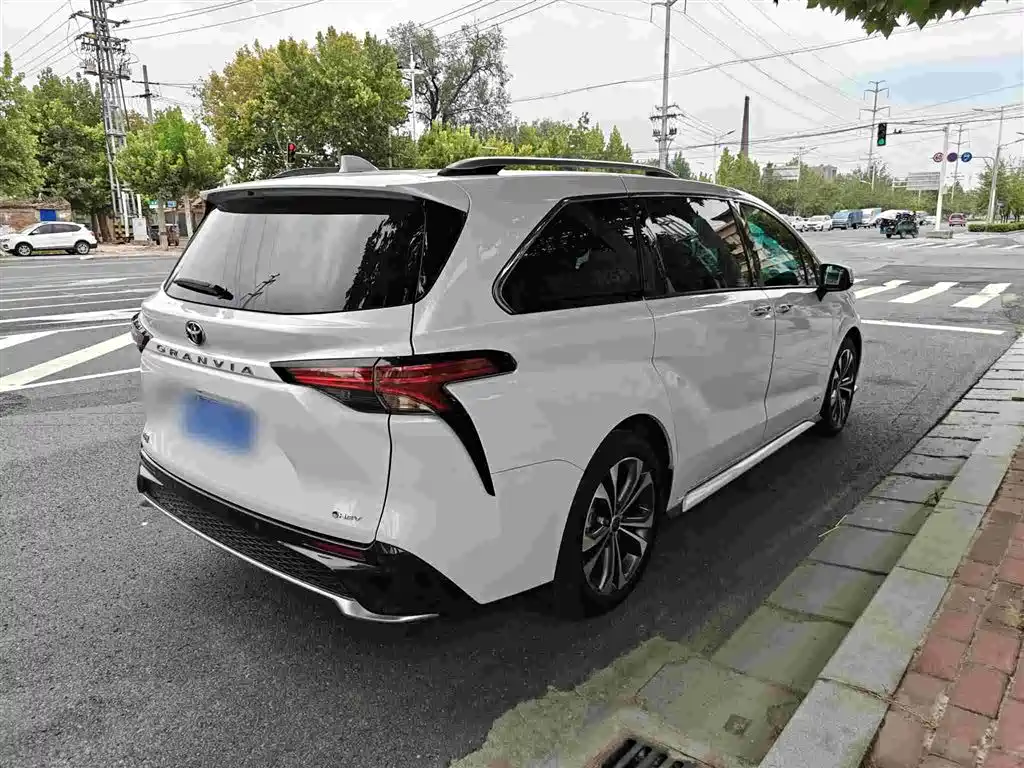 Toyota Granvia — миниатюра 15