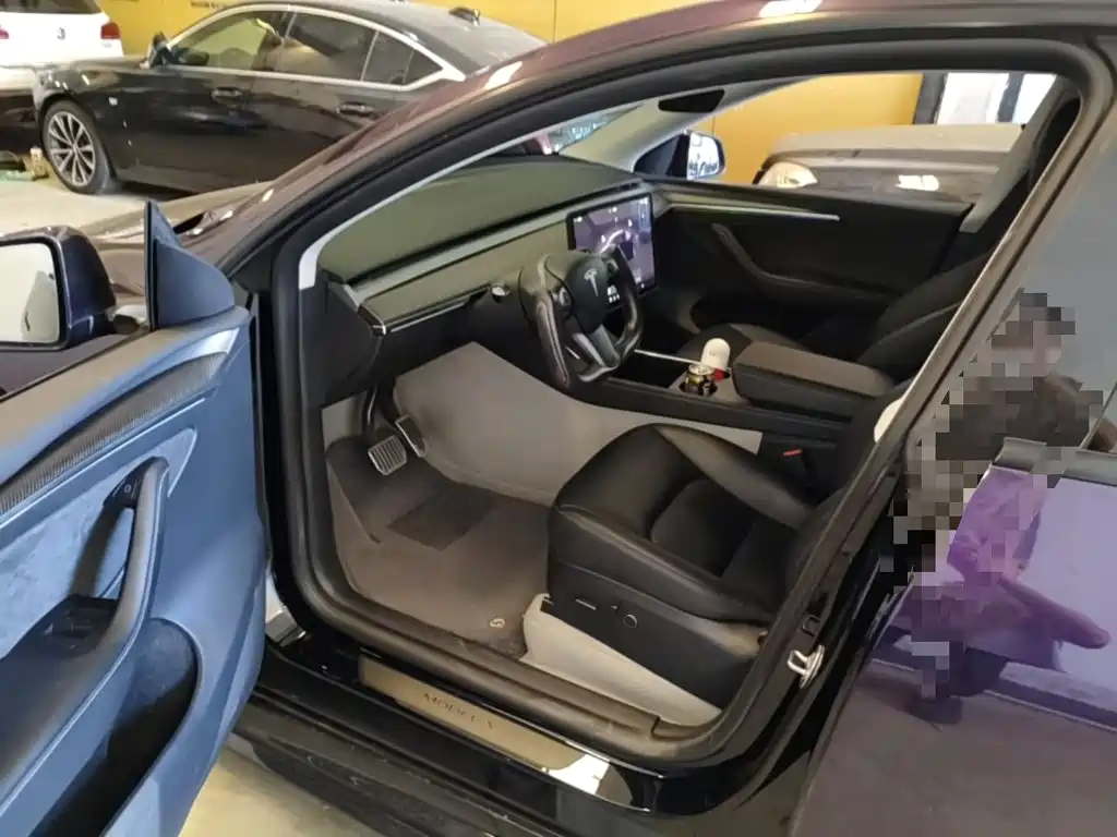 Tesla Model Y — миниатюра 16