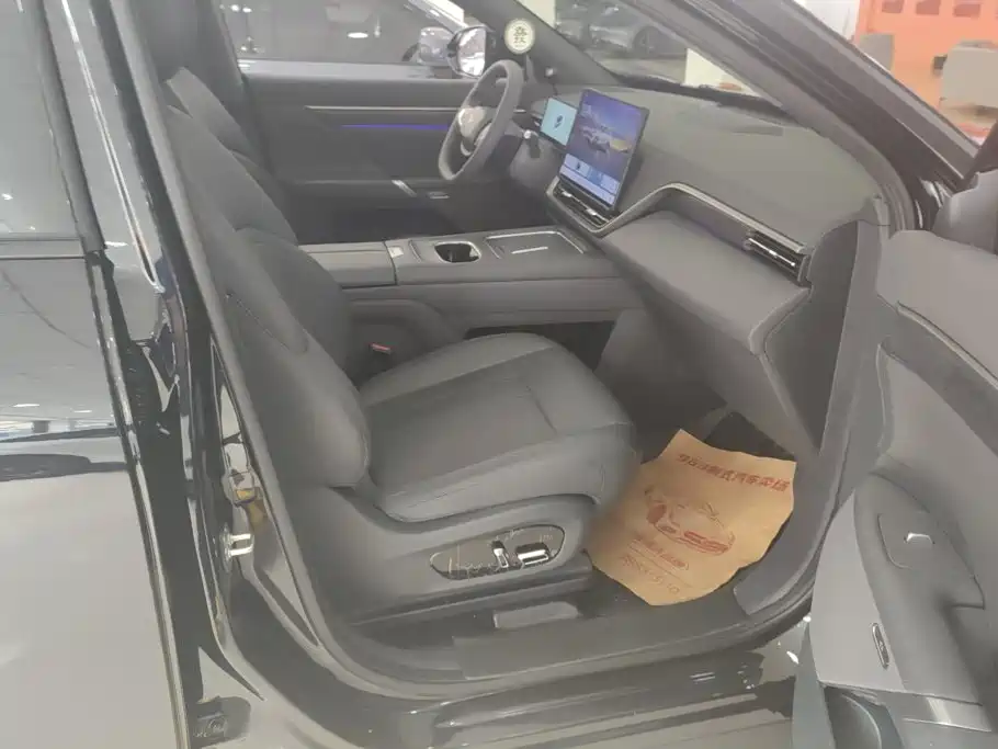 Dongfeng eπ008 2025 210Ultra 6 мест