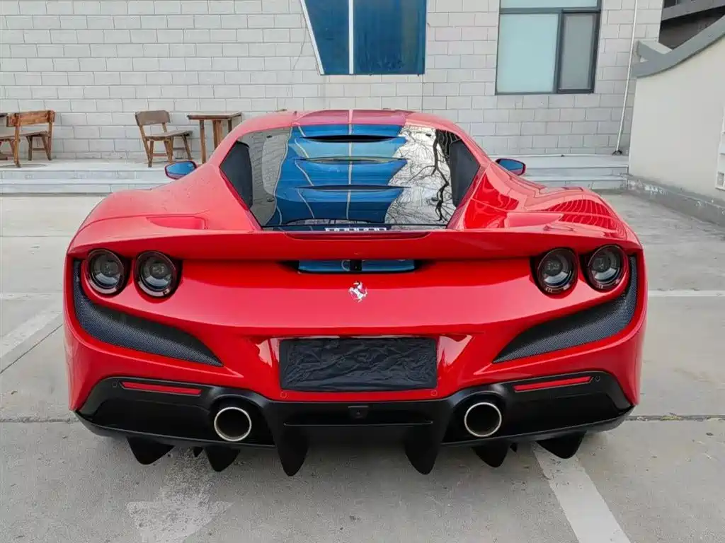 FERRARI F8