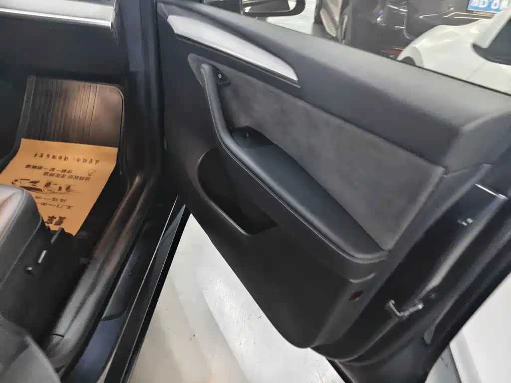 Tesla Model Y — миниатюра 21
