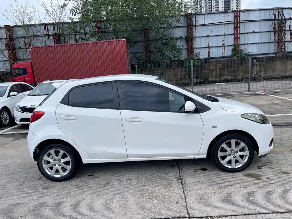 Mazda 2 — миниатюра 4