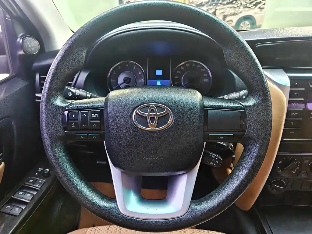 Toyota Fortuner — миниатюра 14