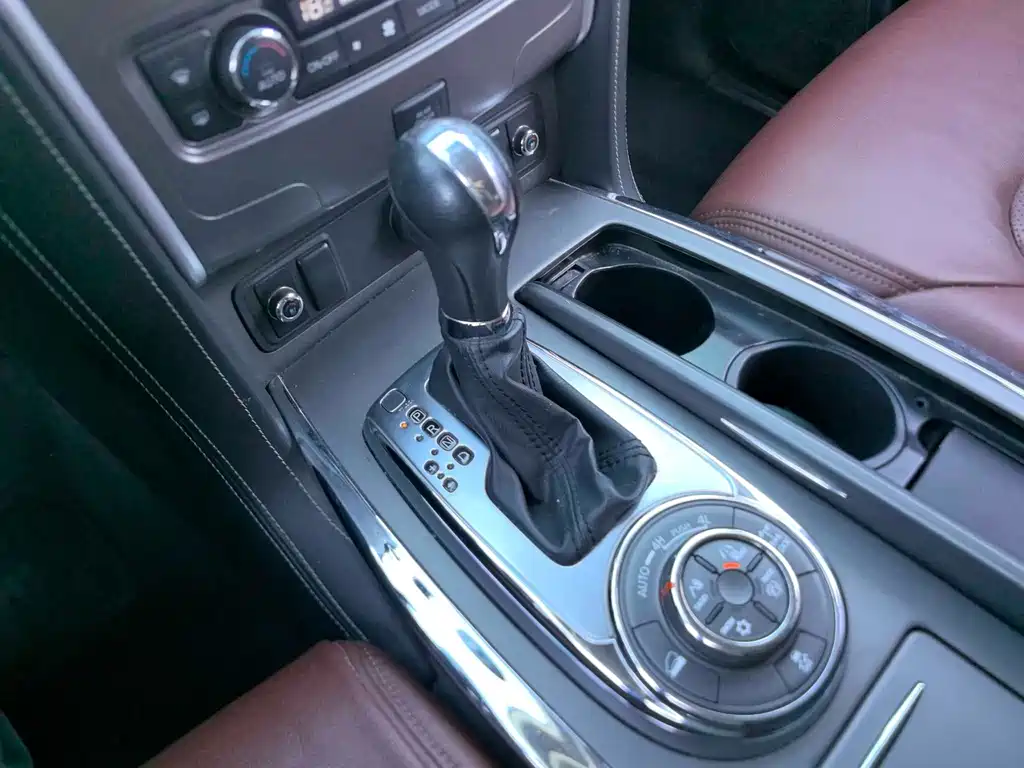 Nissan Patrol — миниатюра 12
