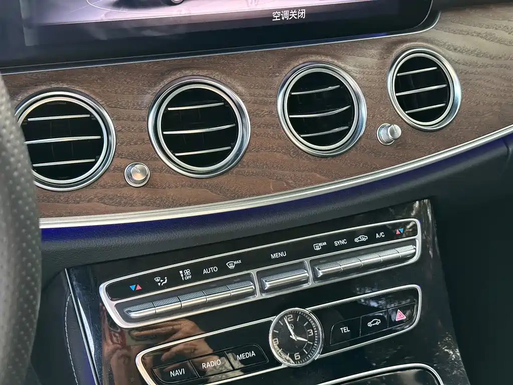 Mercedes-Benz E-Class — миниатюра 13