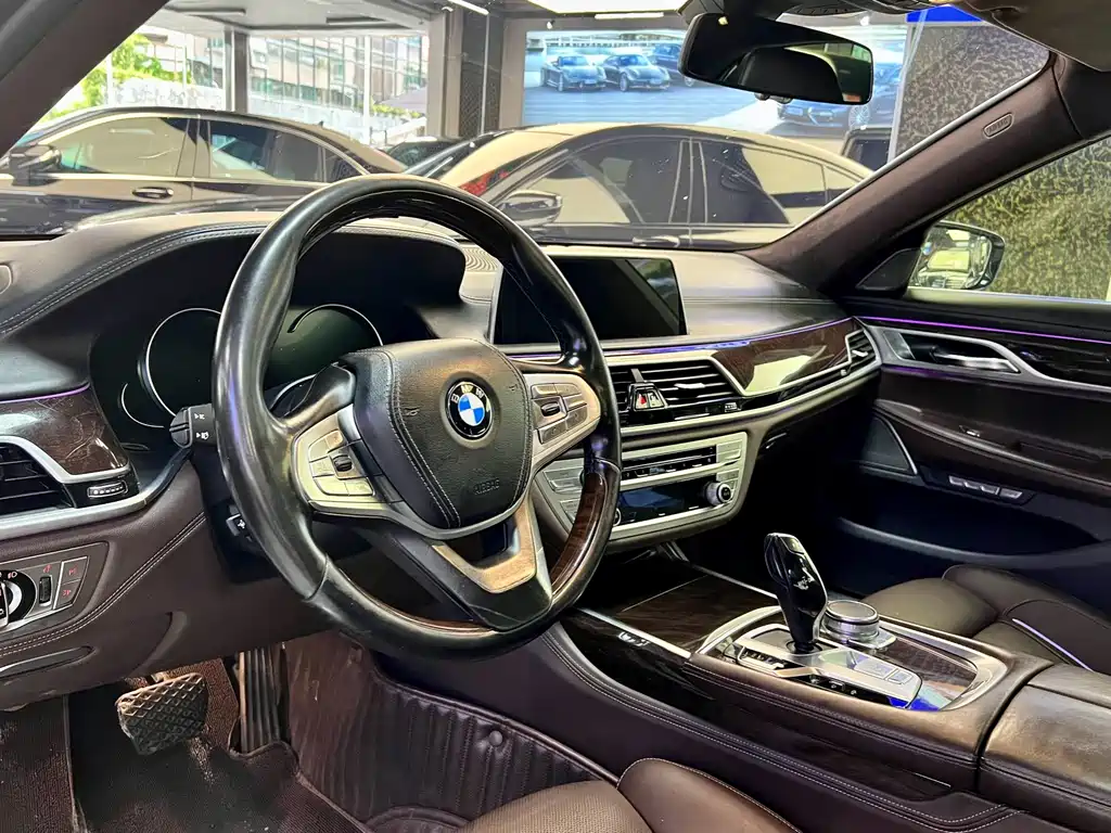 BMW 7 Series — миниатюра 11