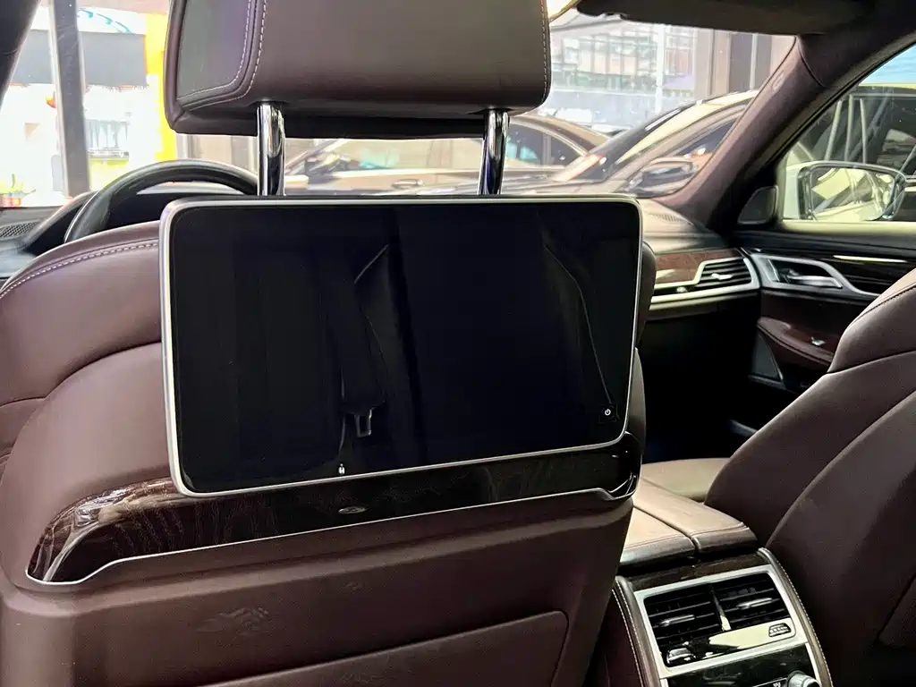 BMW 7 Series — миниатюра 23