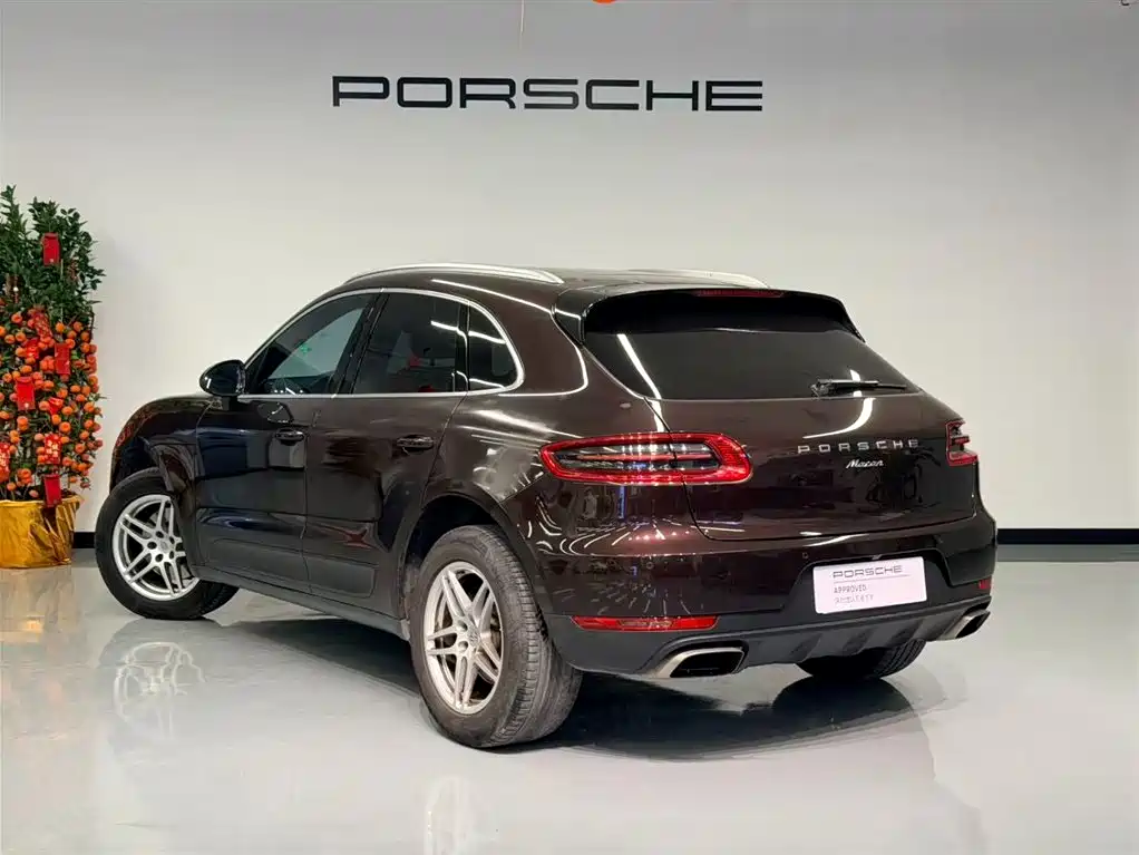PORSCHE MACAN