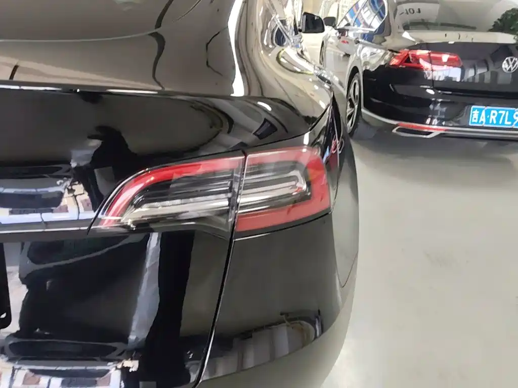 Tesla Model Y — миниатюра 8