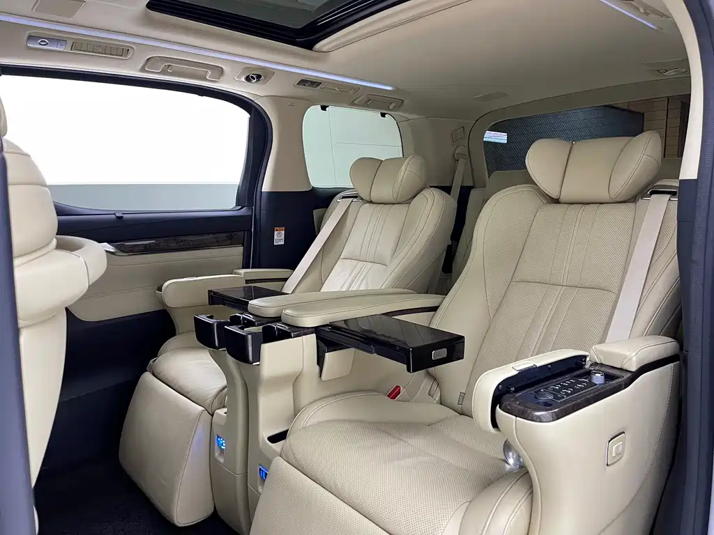 Toyota Alphard — миниатюра 7