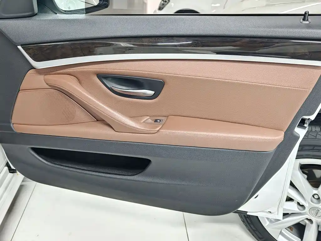 BMW 5 Series — миниатюра 12