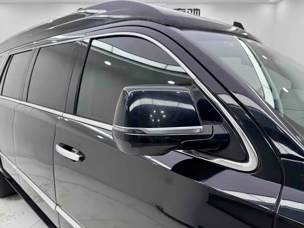 Cadillac Escalade — миниатюра 9