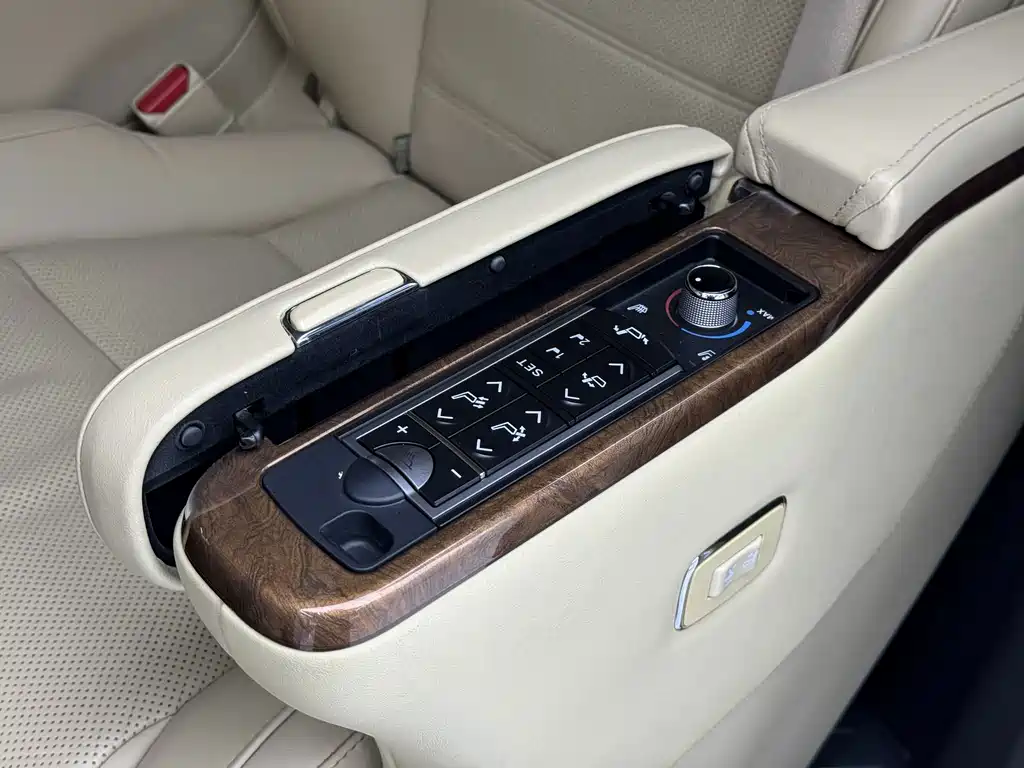 Toyota Alphard — миниатюра 9